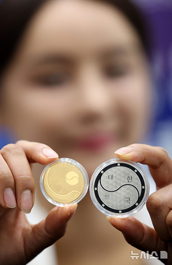 韓国造幣公社、光復80年記念金・銀メダル2種類を公開