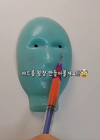 ▲「にきびつぶし」と呼ばれるおもちゃ／写真＝ユーチューブ・チャンネル「chocomingcrafts」より