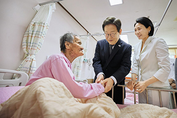 ▲李在明（イ・ジェミョン）大統領と金恵京（キム・ヘギョン）夫人は25日、全羅南道高興郡小鹿島の国立小鹿島病院を訪れ、患者の手を取りながら言葉を交わした。／韓国大統領府