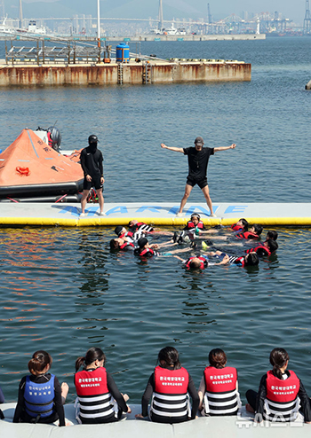 「海の生存水泳を学びます」