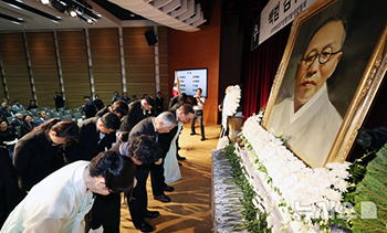 「白凡金九先生76周忌追悼式」厳かに