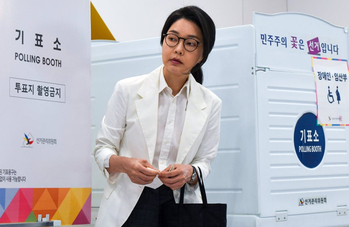 ▲今月3日、ソウル市瑞草区の円明小学校に設けられた同区第3投票所で投票する尹錫悦（ユン・ソンニョル）前大統領の配偶者・金建希（キム・ゴンヒ）夫人。写真＝news 1