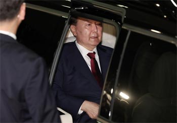 ▲29日未明、ソウル市瑞草区のソウル高等検察庁庁舎に設けられた内乱特検事務室で、被疑者としての取り調べを終えた後、帰宅した尹錫悦（ユン・ソンニョル）前大統領。写真＝ナム・ガンホ記者