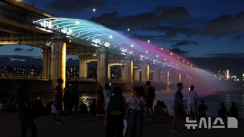 暑さを忘れさせてくれる「月光レインボー噴水」　／ソウル