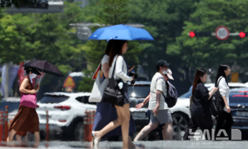 陽炎が立ち上る道路＝釜山・海雲台