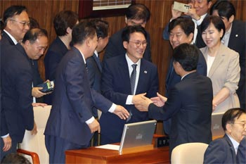 ▲3日、韓国与党・共に民主党所属議員らとあいさつをする金民錫（キム・ミンソク）首相候補者。写真＝news 1
