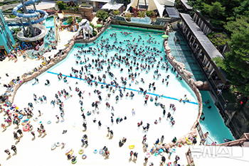 ウォーターパークで蒸し暑さを忘れて　／大邱