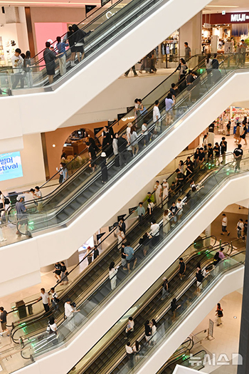 猛暑の中、ショッピングモールに涼みに来た買い物客たち　／京畿道
