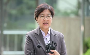 ▲6月30日午前、ソウル市中区内のTタワーに設けられた人事聴聞会準備事務室に出勤し、報道陣の質問に答える鄭銀敬（チョン・ウンギョン）保健福祉長官候補者。写真＝news 1