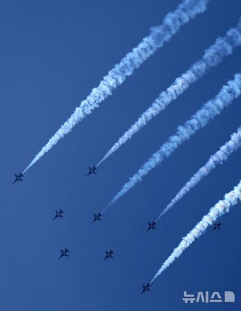 エアショーの練習飛行をする韓国空軍ブラックイーグルス