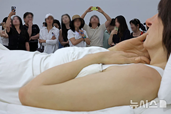 50万人突破…国立現代美術館ロン・ミュエック展の熱気