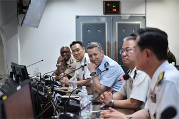 ▲韓国軍合同参謀本部の金明秀（キム・ミョンス）議長、米統合参謀本部のケイン議長、自衛隊の吉田圭秀・統合幕僚長。3人は11日に行われた2025年度韓米日合同参謀本部議長会議後に京畿道平沢市の海軍第2艦隊司令部を訪れ、作戦状況について報告を受けた。／韓国軍合同参謀本部