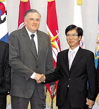 ▲2007年にソウル市内の韓国国防部（省に相当）で韓米安保政策構想会議が開催された。写真は会議前に握手する米国防総省のローレス・アジア太平洋担当副次官（左）と韓国国防部の全済国（チョン・ジェグク）政策広報本部長。この席で韓米両国は戦時作戦統制権移管問題について意見交換した。