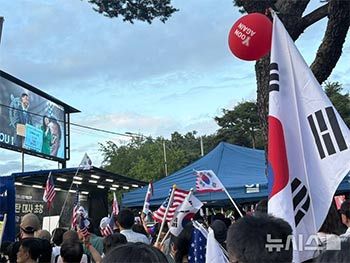 ▲ソウル市冠岳区のソウル大学校正門周辺で開催された韓国の保守系団体「トゥルース・フォーラム」主催の集会で講演する米リバティー大学のモース・タン教授／NEWSIS