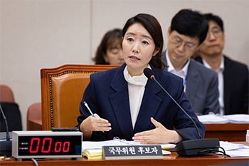 ▲14日、ソウル・汝矣島の国会で行われた人事聴聞会に出席し、議員の質疑に答える女性家族部（省に相当）の姜仙祐（カン・ソンウ）長官候補者。写真＝news 1