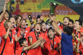 ▲16日に行われたEAFF（東アジアサッカー連盟）E-1サッカー選手権2025で優勝し、授賞式で喜ぶサッカー女子韓国代表チーム。写真＝news 1