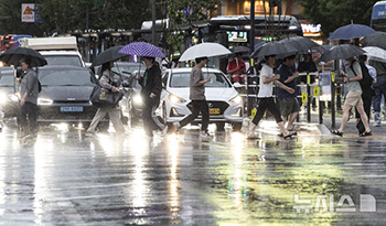 雨の中を出勤する人々　／ソウル