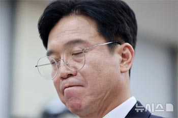 ▲思いにふける金栄訓（キム・ヨンフン）元民主労総委員長