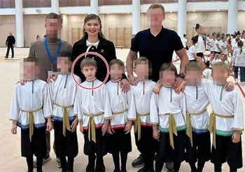 ▲ロシアのウラジーミル・プーチン大統領と交際相手とされるアリーナ・カバエワ氏＝奥の列の左から2人目＝の隠し子「イワン・ウラジーミロビッチ・プーチン君」とされる少年＝手前の列の左から3人目＝。写真＝ロシアのメッセージ・アプリ「テレグラム」より