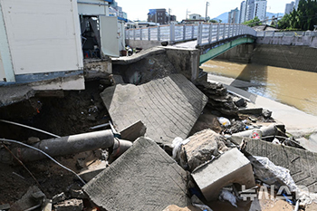 橋の周囲が豪雨で崩壊