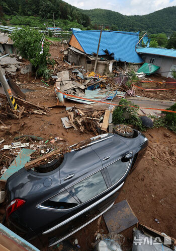 豪雨で土砂崩れ発生…壊れた車と住宅　／京畿道