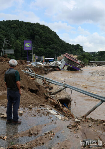 集中豪雨でコンビニ倒壊　／京畿道