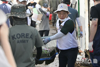 雨が上がった光州　復旧作業に汗流す人々