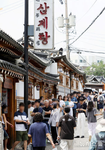 「初伏」に人気の参鶏湯　店の前で行列する人々　／ソウル