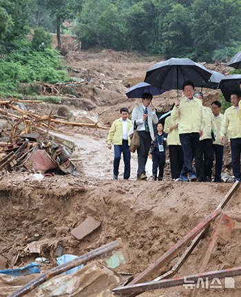 豪雨被害の現場を訪れた李在明大統領＝慶尚南道山清