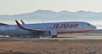 ▲昨年12月29日、全羅南道務安郡の務安空港で、チェジュ航空の旅客機が胴体着陸を試た時の様子。当時、ランディングギア（降着装置）なしで滑走路の地面と接触し、機体の下から火花が散った。写真提供＝読者
