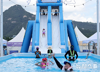 「大暑」を迎え、水遊びに興じる子どもたち