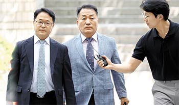 ▲殉職海兵の事件捜査に関連して外圧を生んだ疑いが持たれている金桂煥（キム・ゲファン）元海兵隊司令官が22日、勾留状の実質審査を受けるためソウル市瑞草区のソウル中央地裁に入っていくところ。／写真＝チャン・ギョンシク記者