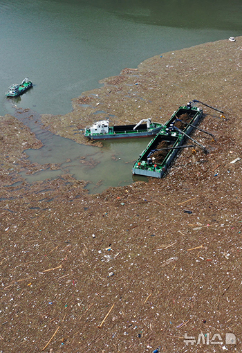 八堂ダムに流れ込んだゴミや浮遊物の処理作業