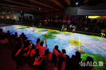 清渓川で夕涼み「清渓ソウル・オーシャン」　／ソウル