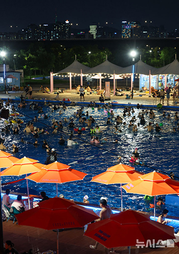 ナイトプールで夏を楽しむ人々　／ソウル