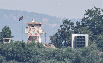 ▲12日、北朝鮮に近い韓国京畿道坡州市内から見た北朝鮮側の警戒所と韓国向け拡声器。写真＝ニュース1
