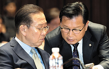 ▲今年5月7日、国民の力の権寧世・非常対策委員長と李亮寿・事務総長が対話を交わしているところ（肩書はいずれも当時）。／写真＝ニュース1