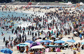 海水浴客たちでにぎわう海雲台　／釜山