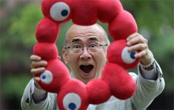 ▲ソウル市中区の朝鮮日報本社で取材に応じた溝畑宏さん。溝畑さんは日本の元観光庁長官で現在は大阪観光局理事長を務める。取材中も溝畑さんは大阪関西万博のマスコット「ミャクミャク」を手に笑顔を見せた。／パク・ソンウォン記者
