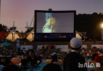 プールの中で映画を楽しむ人々　／ソウル