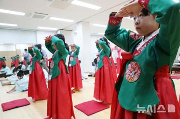 「韓国伝統の礼儀作法を学びます」