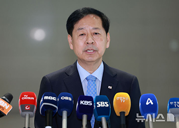 韓米関税交渉について発言する具潤哲副首相　／仁川