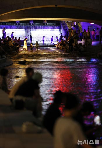 「蒸し暑い7月、熱帯夜には清渓川へ」