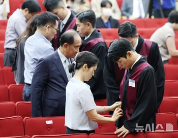 家族が着せてくれた初めての法服