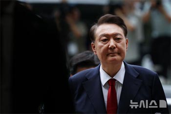 特別検察官が逮捕状執行、収監中の尹錫悦前大統領は囚人服を脱いで断固拒否