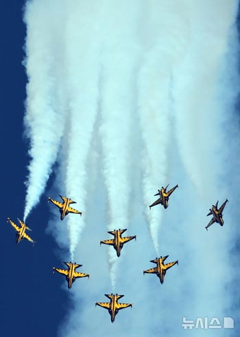 華麗なアクロバット飛行を披露するブラック・イーグルスのエアショー　／釜山