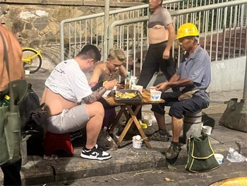 ▲中国湖北省武漢市の求人市場で20代の青年が格安の朝食を取っている／武漢＝李伐飡特派員