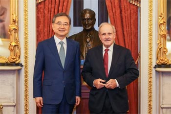 ▲7月31日（現地時間）、米ワシントンD.C.でジム・リッシュ米上院外交委員長（共和党）と記念撮影をする趙顕（チョ・ヒョン）外交長官。写真＝韓国外交部（省に相当）