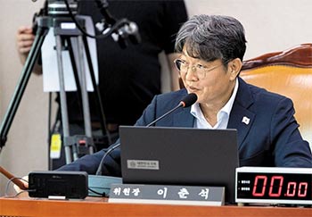 ▲韓国国会法制司法委員会の委員長だった李春錫（イ・チュンソク）議員。写真＝NEWSIS