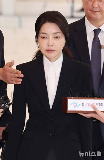 韓国特検事務所に出頭した金建希夫人
